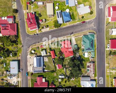 Eine Luftaufnahme eines Vorstadtviertels mit mehreren Wohngebäuden. Emmaville, Australien. Stockfoto