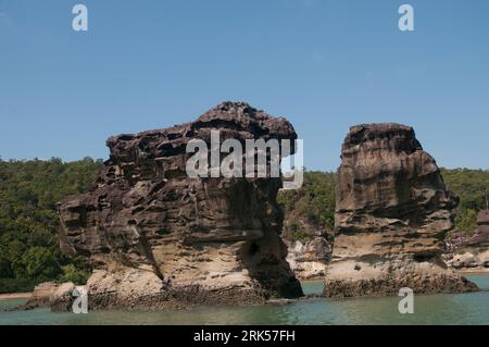 Dramatische Sandsteinstapel zeichnen die Küstenlandformen des Bako-Nationalparks, Kuching, Sarawak, Malaysian Borneo aus Stockfoto