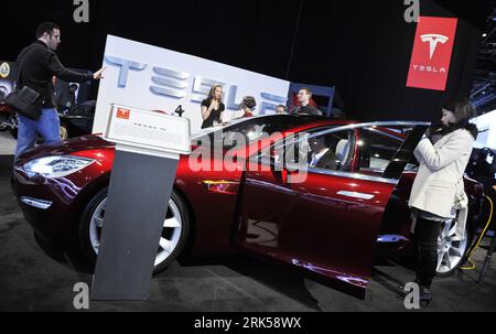 Bildnummer: 53721237  Datum: 12.01.2010  Copyright: imago/Xinhua (100112) -- DETROIT, Jan. 12, 2010 (Xinhua) -- Tesla s luxious Model S hybrid car is presented during the second press preview day of the 2010 North American International Auto Show (NAIAS) in Detroit, Michigan, U.S.A., Jan. 12, 2010. (Xinhua/Zhang Jun) (zw) (16)US-DETROIT-NAIAS-AUTO SHOW-HYBRID-ELECTRICITY PUBLICATIONxNOTxINxCHN Messe Wirtschaft kbdig xsp 2010 quer o0 Automobilindustrie, Automesse, Hybridauto, Objekte    Bildnummer 53721237 Date 12 01 2010 Copyright Imago XINHUA  Detroit Jan 12 2010 XINHUA Tesla S  Model S Hybri Stockfoto
