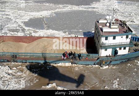 Bildnummer: 53724109 Datum: 13.01.2010 Copyright: imago/Xinhua das Video-Grab, das am 13. Januar 2010 aufgenommen wurde, zeigt, wie ein Hubschrauber des chinesischen Nordsee-Hilfsteams an dem Ort ankommt, an dem ein Schiff mit 6 Besatzungen von Meereis vor der Küste der Stadt Binzhou in der ostchinesischen Provinz Shandong gefangen wurde. Die 6 Crewmänner wurden am Mittwoch sicher gerettet. (Xinhua) (ypf) (1)CHINA-PENGLAI-SHIP-RESCUE PUBLICATIONxNOTxINxCHN Winter Jahreszeiten See Eis kbdig xsk 2010 quer o0 total o00 Verkehr, Schifffahrt, Schiff, zugefroren, eingefroren Bildnummer 53724109 Datum 13 01 2010 Copyright Imago XINHUA the Vid Stockfoto