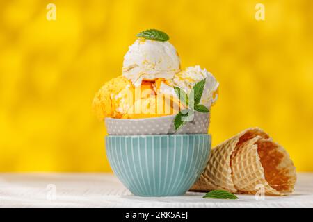 Erfrischende Eiskrem mit einem Hauch von Zitronengeschmack und Waffelkonusen Stockfoto