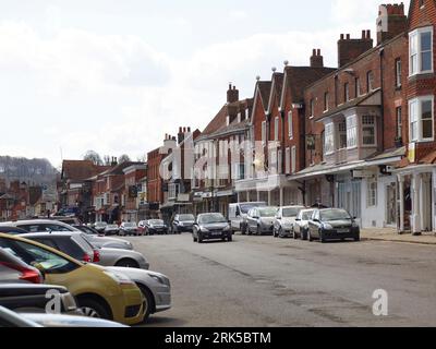 High Street Szene in Marlborough Wiltshire, Südengland, Großbritannien Stockfoto