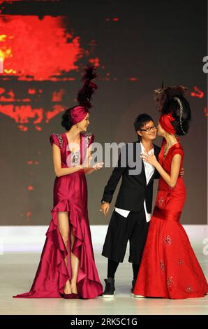 Bildnummer: 53736112  Datum: 18.01.2010  Copyright: imago/Xinhua (100119) -- HONG KONG, Jan. 19, 2010 (Xinhua) -- Chinese model Mo Wandan(L) and Japanese model Ai Tominaga(R) display the costumes designed by Hong Kong designer Dorian Ho (C) during the Hong Kong Fashion Extravaganza Show of the Hong Kong World Boutique and Hong Kong Fashion Week for Fall/Winter 2010 January 18, 2010. (Xinhua/Duan Zhuoli) (yc) (23)CHINA-HONG KONG-FASHION SHOW(CN) PUBLICATIONxNOTxINxCHN Mode Modenschau Damenmode Modewoche kbdig xkg 2010 hoch  o0  People o00 Beauty, Fashion    Bildnummer 53736112 Date 18 01 2010 C Stock Photo