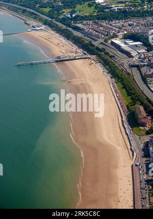 Ein Luftbild von Colwyn Bay and Beach, North Wales Coast, UK Stockfoto