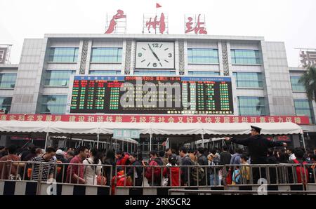 Bildnummer: 53739557  Datum: 20.01.2010  Copyright: imago/Xinhua (100120) -- GUANGZHOU, Jan. 20, 2010 (Xinhua) -- A policeman directs passenger flow at the entrance of Guangzhou Railway Station in Guangzhou, capital of south China s Guangdong Province, Jan. 20, 2010. Guangzhou Railway Station witnessed a travel peak on Wednesday as students and migrant workers started to flock home earlier this year for the upcoming Spring Festival. (Xinhua/Ding Yong) (zgp) CHINA-GUANGZHOU-TRAVEL PEAK (CN) PUBLICATIONxNOTxINxCHN Land Leute Ticketkauf Verkehr Bahn Fahrkartenverkauf kbdig xsk 2010 quer o0 Polizi Stock Photo