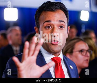 Milwaukee, Vereinigte Staaten. August 2023. Der republikanische Präsidentschaftskandidat Vivek Ranaswamy spricht mit den Medien nach der ersten Debatte über den republikanischen Präsidentschaftskandidaten des Präsidentschaftskandidatums 2024 auf dem Fiserv Forum in Milwaukee, Wisconsin, 23. August 2023. Das Fiserv-Forum wird vom 15. Bis 18. Juli 2024 Austragungsort der Republikanischen Nationalversammlung sein, auf der der republikanische Präsidentschaftskandidat nominiert wird. Foto von Tannen Maury/UPI Credit: UPI/Alamy Live News Stockfoto