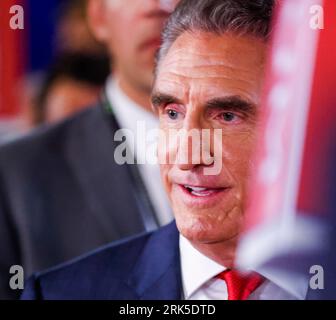 Milwaukee, Vereinigte Staaten. August 2023. Doug Burgum, der Gouverneur von North Dakota und republikanischer Präsidentschaftskandidat, spricht nach der ersten Debatte über den republikanischen Präsidentschaftskandidat des Präsidentschaftswahlkampfs 2024 auf dem Fiserv Forum in Milwaukee, Wisconsin, am 23. August 2023 mit den Medien. Das Fiserv-Forum wird vom 15. Bis 18. Juli 2024 Austragungsort der Republikanischen Nationalversammlung sein, auf der der republikanische Präsidentschaftskandidat nominiert wird. Foto von Tannen Maury/UPI Credit: UPI/Alamy Live News Stockfoto