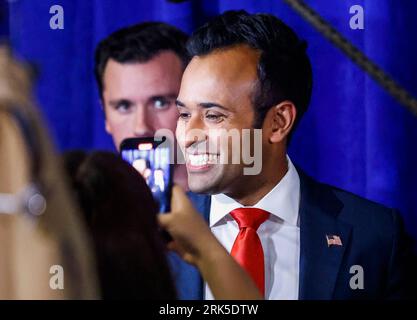 Milwaukee, Vereinigte Staaten. August 2023. Der republikanische Präsidentschaftskandidat Vivek Ranaswamy spricht mit den Medien nach der ersten Debatte über den republikanischen Präsidentschaftskandidaten des Präsidentschaftskandidatums 2024 auf dem Fiserv Forum in Milwaukee, Wisconsin, 23. August 2023. Das Fiserv-Forum wird vom 15. Bis 18. Juli 2024 Austragungsort der Republikanischen Nationalversammlung sein, auf der der republikanische Präsidentschaftskandidat nominiert wird. Foto von Tannen Maury/UPI Credit: UPI/Alamy Live News Stockfoto