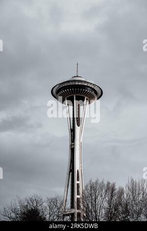 A vertical of Space Needle in Seattle, Washington on a cloudy day Stockfoto