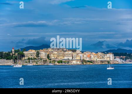 Blick auf die Küste der Altstadt von Korfu vom Meer aus, mit der Neuen venezianischen Festung im Hintergrund – Insel Korfu, Ionische Inseln, Griechenland Stockfoto