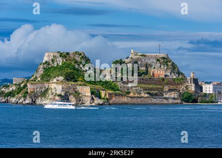 Blick auf die alte Festung von Korfu vom Meer aus in der Altstadt von Korfu, Insel Korfu, Ionische Inseln, Griechenland Stockfoto