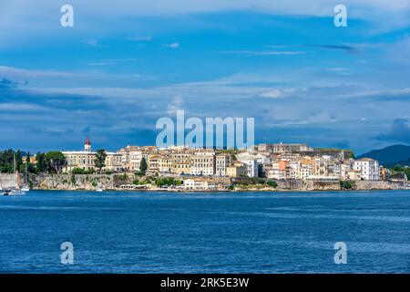 Blick auf die Küste der Altstadt von Korfu vom Meer aus, mit der Neuen venezianischen Festung im Hintergrund – Insel Korfu, Ionische Inseln, Griechenland Stockfoto