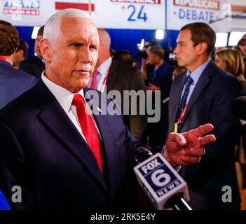 Milwaukee, Vereinigte Staaten. August 2023. Der ehemalige US-Vizepräsident und republikanische Präsidentschaftskandidat Mike Pence spricht mit den Medien nach der ersten Debatte über den republikanischen Präsidentschaftskandidaten des Präsidentschaftskandidaten 2024 auf dem Fiserv Forum in Milwaukee, Wisconsin, 23. August 2023. Das Fiserv-Forum wird vom 15. Bis 18. Juli 2024 Austragungsort der Republikanischen Nationalversammlung sein, auf der der republikanische Präsidentschaftskandidat nominiert wird. Foto von Tannen Maury/UPI Credit: UPI/Alamy Live News Stockfoto