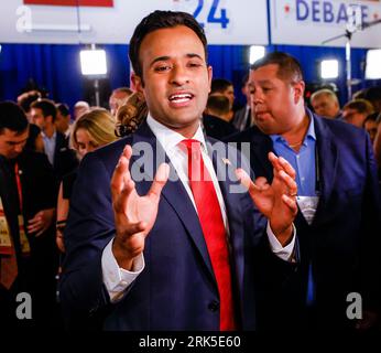 Milwaukee, Vereinigte Staaten. August 2023. Der republikanische Präsidentschaftskandidat Vivek Ranaswamy spricht mit den Medien nach der ersten Debatte über den republikanischen Präsidentschaftskandidaten des Präsidentschaftskandidatums 2024 auf dem Fiserv Forum in Milwaukee, Wisconsin, 23. August 2023. Das Fiserv-Forum wird vom 15. Bis 18. Juli 2024 Austragungsort der Republikanischen Nationalversammlung sein, auf der der republikanische Präsidentschaftskandidat nominiert wird. Foto von Tannen Maury/UPI Credit: UPI/Alamy Live News Stockfoto