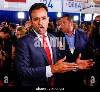Milwaukee, Vereinigte Staaten. August 2023. Der republikanische Präsidentschaftskandidat Vivek Ranaswamy spricht mit den Medien nach der ersten Debatte über den republikanischen Präsidentschaftskandidaten des Präsidentschaftskandidatums 2024 auf dem Fiserv Forum in Milwaukee, Wisconsin, 23. August 2023. Das Fiserv-Forum wird vom 15. Bis 18. Juli 2024 Austragungsort der Republikanischen Nationalversammlung sein, auf der der republikanische Präsidentschaftskandidat nominiert wird. Foto von Tannen Maury/UPI Credit: UPI/Alamy Live News Stockfoto