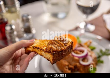 Rindertartar auf Toastbrot wird im Restaurant serviert Stockfoto