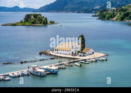 Kloster Vlacherna auf einer kleinen Insel südlich der Kanoni-Halbinsel, mit Pontikonissi-Insel (Maus-Insel) dahinter – Korfu, Ionische Inseln, Griechenland Stockfoto