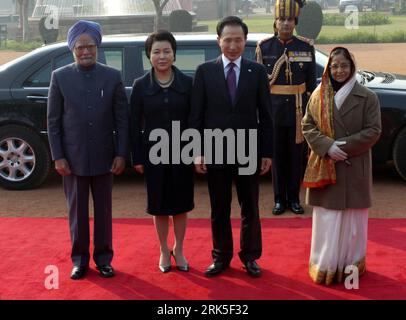 Bildnummer: 53749410 Datum: 25.01.2010 Copyright: imago/Xinhua (100125) -- NEU DELHI, 25. Januar 2010 (Xinhua) -- der indische Premierminister Manmohan Singh (1. L) und der indische Präsident Pratibha Patil (4. L) begrüßen den südkoreanischen Präsidenten Lee Myung-bak (3. L) und Lees Frau Kim Yoon-ok (2. L) während der Begrüßungszeremonie im Präsidenten-Haus in Neu-Delhi, Indien, am 25. Januar 2010. (Xinhua/Partha Sarkar) (jl) (4)INDIEN-SÜDKOREA-LEE MYUNG-BAK-VISIT PUBLICATIONxNOTxINxCHN People Politik Kbdig xdp 2010 quer premiumd o0 Frau, Familie Bildnummer 53749410 Datum 25 01 2010 Copyright Imago XI Stockfoto