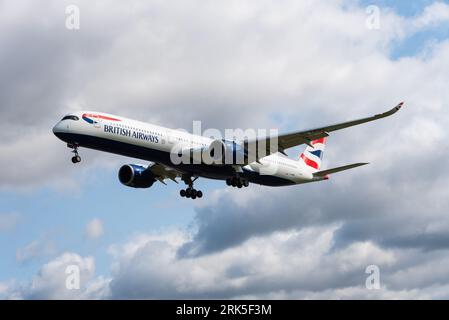 British Airways Airbus A350-1041 Jet-Flugzeug G-XWBE im Finale landen auf London Heathrow Airport, UK. Helles, gebrochenes Wolkenwetter im Sommer Stockfoto