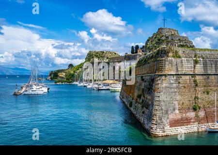 Martinengo Bastion of the Old Fortress of Corfu, with the Mandraki Marina beyond, in the old town of Corfu, Island of Corfu, Ionian Islands, Greece Stockfoto