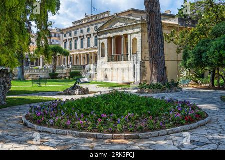 Corfu Public Garden (Garden of the People) with the Municipal Gallery behind, in the old town of Corfu, Island of Corfu, Ionian Islands, Greece Stockfoto