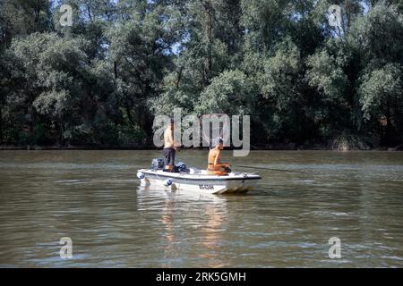 Serbien, 31. Juli 2023: Zwei Männer, die in einem Boot auf der Donau nahe Belgrad fischen Stockfoto