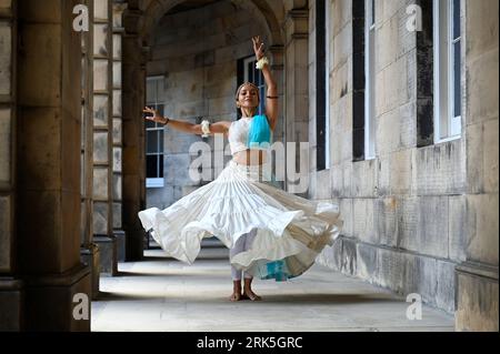 Edinburgh, Schottland, Großbritannien. August 2023. Edinburgh Fringe Festival: Tandava sieht die Verschmelzung der erstaunlich leidenschaftlichen Klangwelten des schottischen Gitarristen Simon Thacker mit der unendlich ausdrucksstarken Physikalität von drei begabten Tänzern der indischen Piah Dance Company. Auf der Royal Mile vor dem parlamentsplatz. Vorstellung im Space in der Niddry St. Bildunterschrift, die teilweise aus der offiziellen Pressemitteilung erstellt wurde. Credit Craig Brown/Alamy Live News Stockfoto