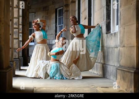 Edinburgh, Schottland, Großbritannien. August 2023. Edinburgh Fringe Festival: Tandava sieht die Verschmelzung der erstaunlich leidenschaftlichen Klangwelten des schottischen Gitarristen Simon Thacker mit der unendlich ausdrucksstarken Physikalität von drei begabten Tänzern der indischen Piah Dance Company. Auf der Royal Mile vor dem parlamentsplatz. Vorstellung im Space in der Niddry St. Bildunterschrift, die teilweise aus der offiziellen Pressemitteilung erstellt wurde. Credit Craig Brown/Alamy Live News Stockfoto