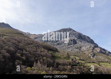 Gipfel: Erkunden Sie die ruhige Landschaft und die landschaftliche Schönheit Nordspaniens Stockfoto