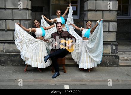 Edinburgh, Schottland, Großbritannien. August 2023. Edinburgh Fringe Festival: Tandava sieht die Verschmelzung der erstaunlich leidenschaftlichen Klangwelten des schottischen Gitarristen Simon Thacker mit der unendlich ausdrucksstarken Physikalität von drei begabten Tänzern der indischen Piah Dance Company. Auf der Royal Mile vor dem parlamentsplatz. Vorstellung im Space in der Niddry St. Bildunterschrift, die teilweise aus der offiziellen Pressemitteilung erstellt wurde. Credit Craig Brown/Alamy Live News Stockfoto