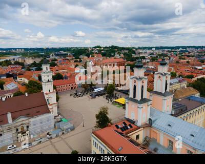 Die Kirche St. Francis Xavier ist von lebhaften Gebäuden umgeben. Kaunas, Litauen. Stockfoto