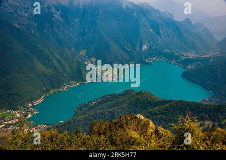 Regatta auf dem Ledro-See in Norditalien von der Spitze eines Berges aus gesehen Stockfoto
