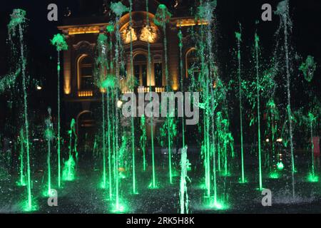 Subotica Stadtbrunnen am Abend Stockfoto