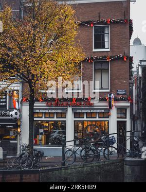 Amsterdam, Niederlande - November 27 2022: Bulldog Brand Store in Amsterdam, Foto von der anderen Seite des Kanals an einem grauen Herbsttag. Stockfoto