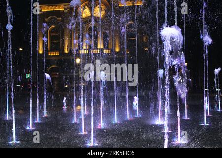 Subotica Stadtbrunnen am Abend Stockfoto