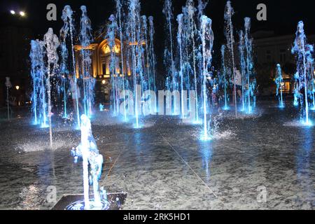 Subotica Stadtbrunnen am Abend Stockfoto