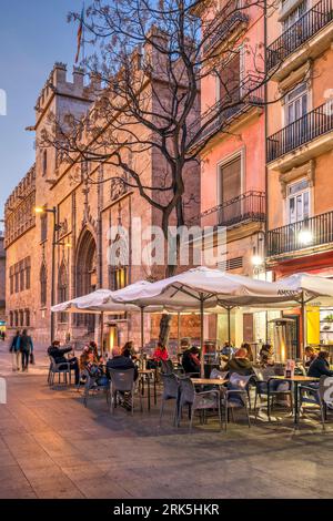 Malerischer Blick auf die Straße in der Altstadt bei Twilight, Valencia, Spanien Stockfoto