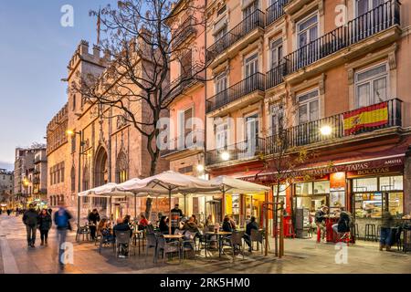 Malerischer Blick auf die Straße in der Altstadt bei Twilight, Valencia, Spanien Stockfoto