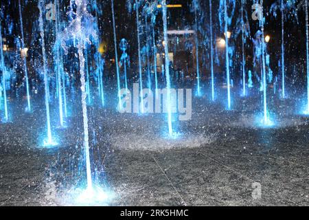 Subotica Stadtbrunnen am Abend Stockfoto