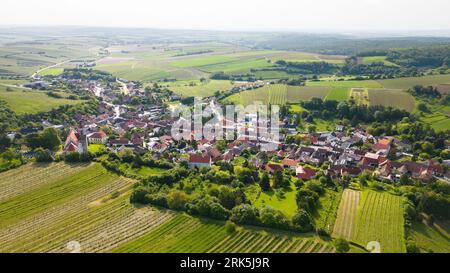 Luftaufnahme des ländlichen Falkensteindorfes bei Poysdorf im Weinviertel in Österreich Stockfoto