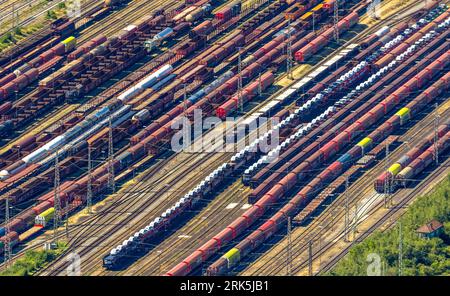 Luftaufnahme, Güterzüge mit Pkw beladen am Güterbahnhof Herne, Wanne, Herne, Ruhrgebiet, Nordrhein-Westfalen, Deutschland Stockfoto