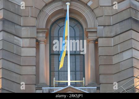 Sydney, Australia. August 24, 2023. The Ukrainian flag was flown over Sydney Town Hall to mark the Independence Day of Ukraine.Credit: Richard Milnes/Alamy Live News Stockfoto