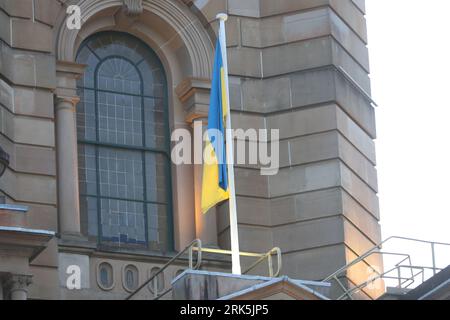 Sydney, Australia. August 24, 2023. The Ukrainian flag was flown over Sydney Town Hall to mark the Independence Day of Ukraine.Credit: Richard Milnes/Alamy Live News Stockfoto