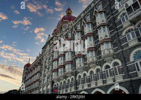 Ein malerischer Blick auf den berühmten Taj Mahal Palast in Mumbai, Indien, vor einem dramatischen, bewölkten Sonnenuntergang Stockfoto