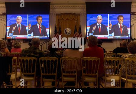 23. August 2023 - Yorba Linda, Kalifornien, USA: Gäste der Richard Nixon Presidential Library sehen auf einer Großleinwand den ehemaligen Vizepräsidenten MIKE PENCE und Geschäftsmann VIVEK RAMASWAMY während der ersten Präsidentschaftsdebatte 2024 in Milwaukee, Wisconsin. (Bild: © Brian Cahn/ZUMA Press Wire) NUR REDAKTIONELLE VERWENDUNG! Nicht für kommerzielle ZWECKE! Stockfoto