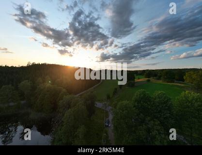 Eine Drohnenansicht auf einen See, umgeben von Grün auf dem Land Stockfoto