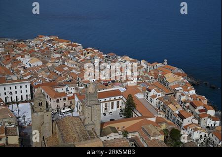 Landschaft mit Panoramablick auf Cefalù, eines der schönsten und malerischsten Dörfer an der Nordküste Siziliens, Italien. Stockfoto