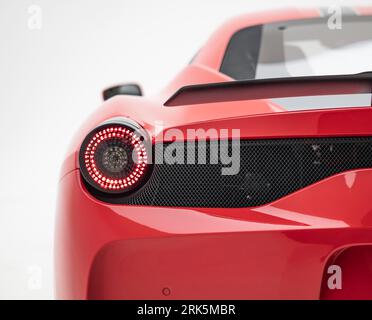 Ein leuchtend roter Sportwagen Ferrari 458 Italia auf weißem Hintergrund Stockfoto