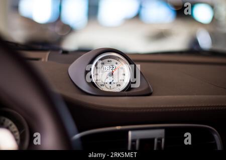 Close up view of the Porsche 911 Sportchrono dashboard clock, brown leather Stockfoto