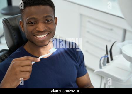 Lächelnder Patient, Zähneputzen im Krankenhaus Stockfoto